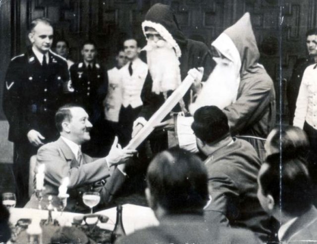 3024022 inline hitler regalo natale 285955 - Hitler Transformed Christmas into a Nazi Propaganda War