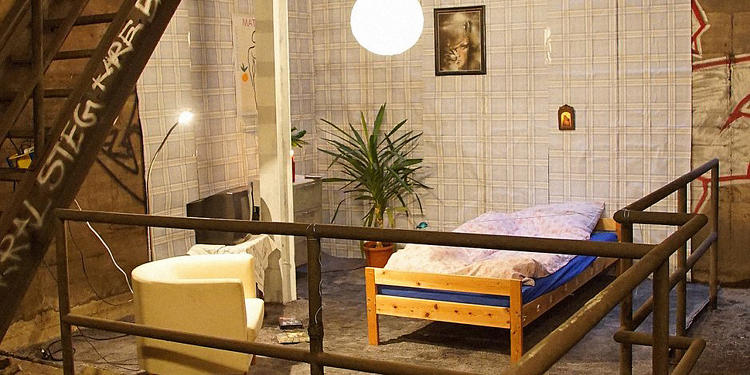 <p>This room, on the Berlin Metro’s line 9, is furnished with an Ikea bed, a potted plant, an easy chair, and even a TV, wallpaper, and art.</p>